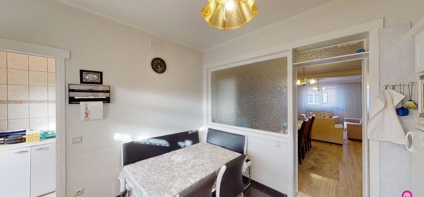Bij ImmoFusion 7/7 “open huis” : klik op onze 3D-TOUR.
Ervaar vastgoed alsof je er zelf doorloopt!

Ben je op zoek naar een instapklare rijwoning met drie slaapkamers? Droom je van een rustige omgeving zonder het bruisende stadsleven op te geven? Dan 