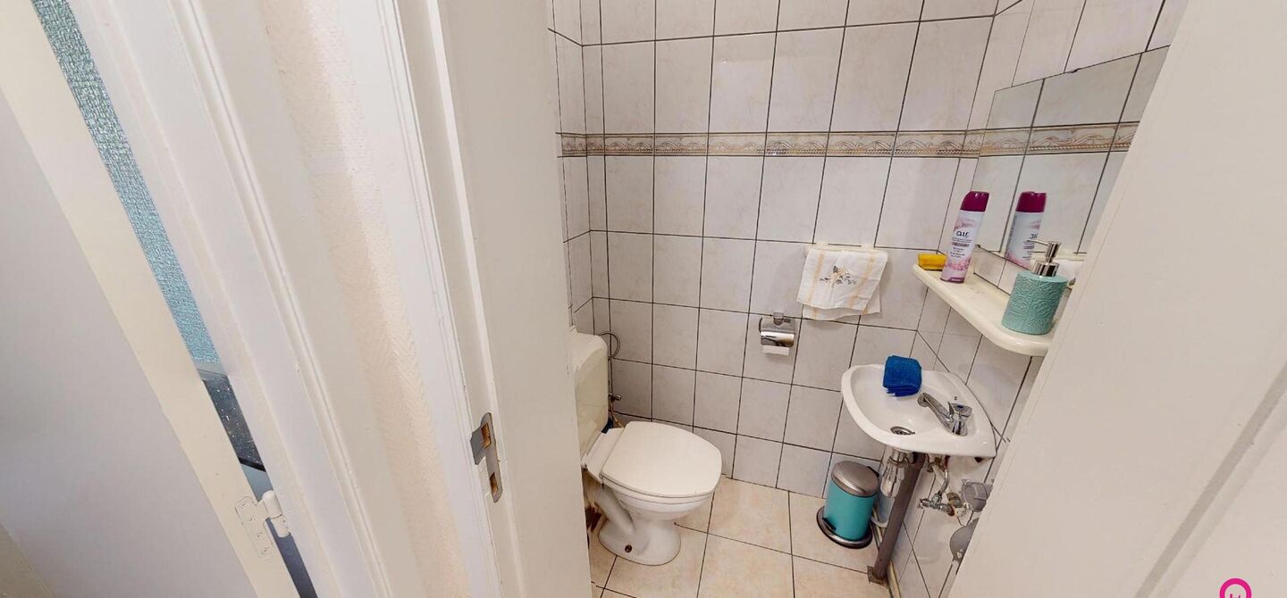 Bij ImmoFusion 7/7 “open huis” : klik op onze 3D-TOUR.
Ervaar vastgoed alsof je er zelf doorloopt!

Ben je op zoek naar een instapklare rijwoning met drie slaapkamers? Droom je van een rustige omgeving zonder het bruisende stadsleven op te geven? Dan 