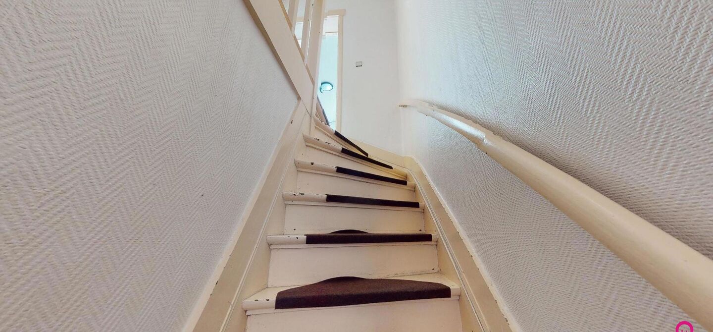 Bij ImmoFusion 7/7 “open huis” : klik op onze 3D-TOUR.
Ervaar vastgoed alsof je er zelf doorloopt!

Ben je op zoek naar een instapklare rijwoning met drie slaapkamers? Droom je van een rustige omgeving zonder het bruisende stadsleven op te geven? Dan 