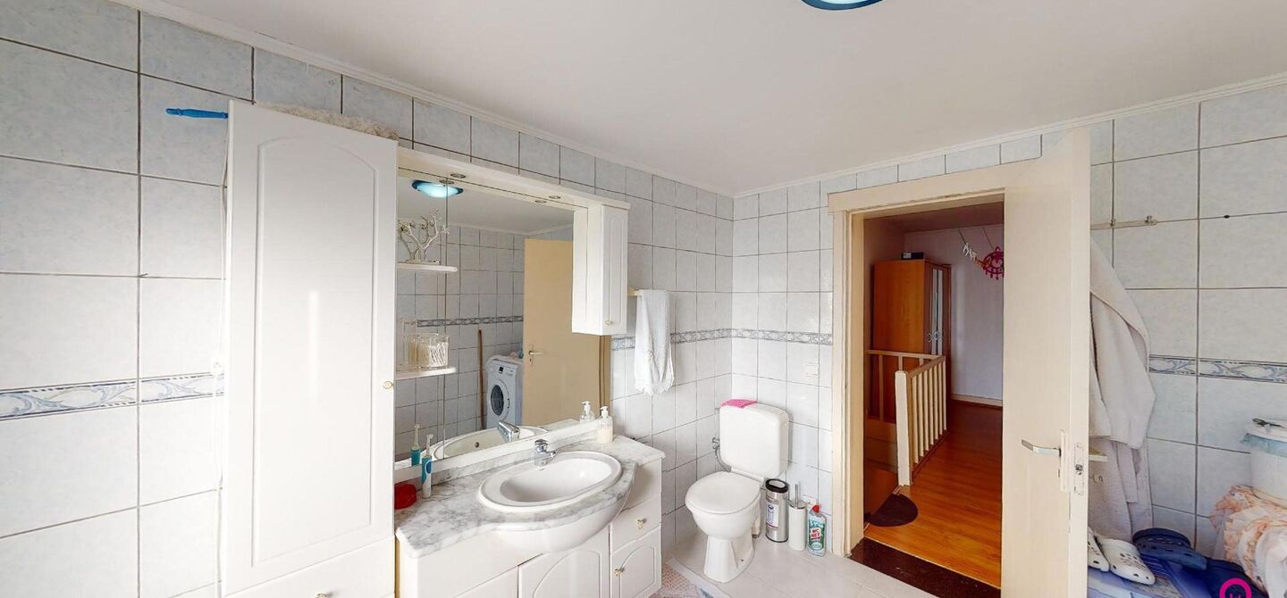 Bij ImmoFusion 7/7 “open huis” : klik op onze 3D-TOUR.
Ervaar vastgoed alsof je er zelf doorloopt!

Ben je op zoek naar een instapklare rijwoning met drie slaapkamers? Droom je van een rustige omgeving zonder het bruisende stadsleven op te geven? Dan 