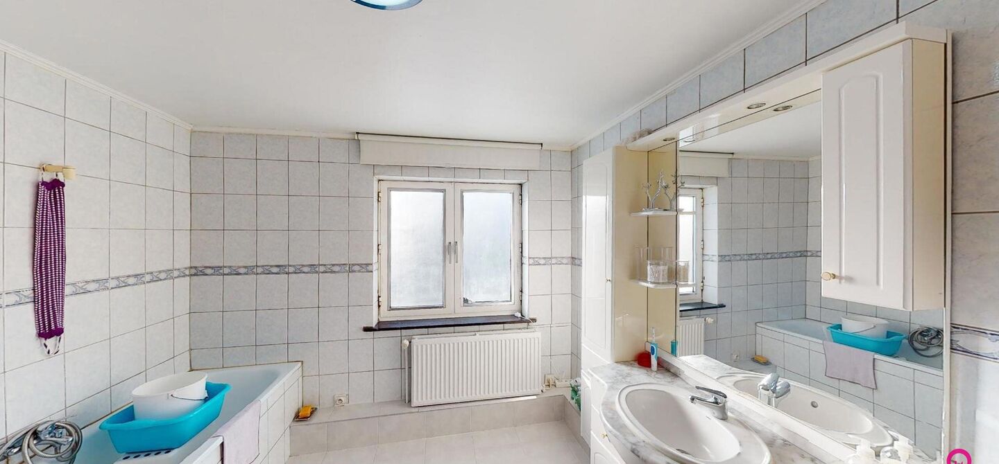 Bij ImmoFusion 7/7 “open huis” : klik op onze 3D-TOUR.
Ervaar vastgoed alsof je er zelf doorloopt!

Ben je op zoek naar een instapklare rijwoning met drie slaapkamers? Droom je van een rustige omgeving zonder het bruisende stadsleven op te geven? Dan 