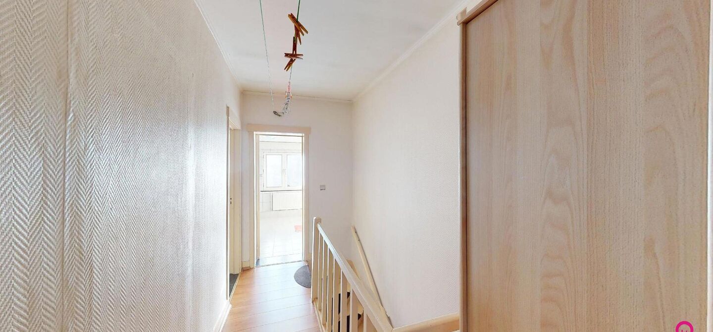 Bij ImmoFusion 7/7 “open huis” : klik op onze 3D-TOUR.
Ervaar vastgoed alsof je er zelf doorloopt!

Ben je op zoek naar een instapklare rijwoning met drie slaapkamers? Droom je van een rustige omgeving zonder het bruisende stadsleven op te geven? Dan 