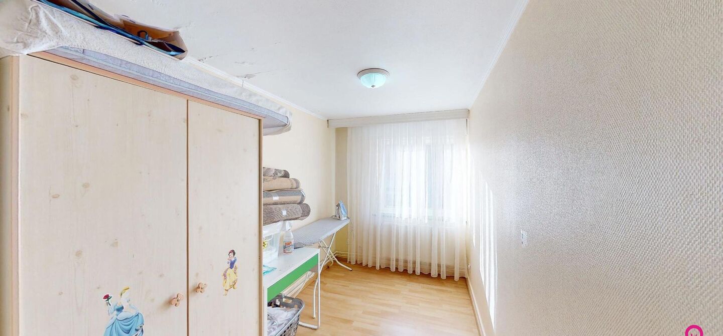 Bij ImmoFusion 7/7 “open huis” : klik op onze 3D-TOUR.
Ervaar vastgoed alsof je er zelf doorloopt!

Ben je op zoek naar een instapklare rijwoning met drie slaapkamers? Droom je van een rustige omgeving zonder het bruisende stadsleven op te geven? Dan 