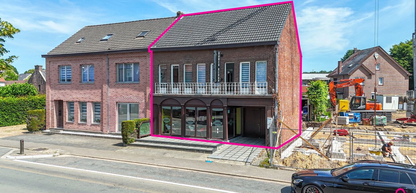 Bij ImmoFusion 7/7 &ldquo;open huis&rdquo;: klik op onze 3D-TOUR.
Ervaar vastgoed alsof je er zelf doorloopt!

Ontdek deze zeldzame opportuniteit in het hart van As: een veelzijdig en instapklaar handelspand m&eacute;t appartement erboven, op een mooi omheind perceel v