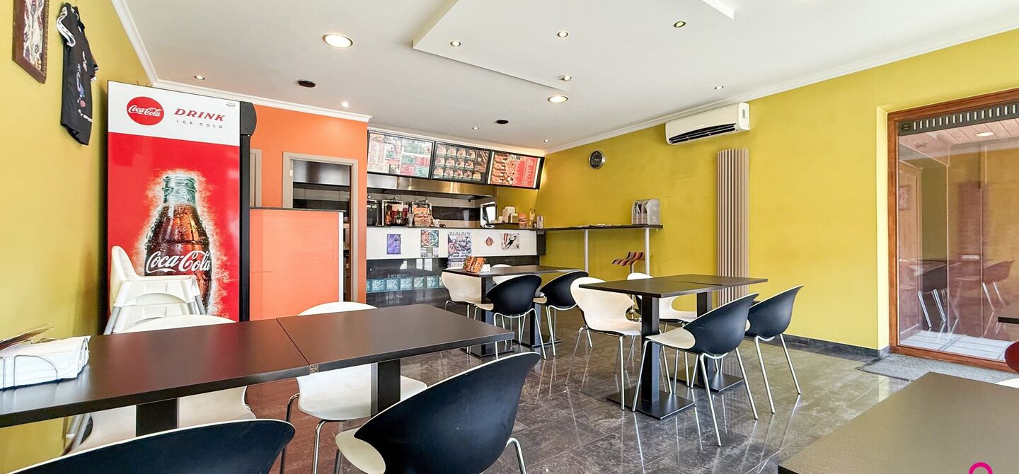 Bij ImmoFusion 7/7 &ldquo;open huis&rdquo;: klik op onze 3D-TOUR.
Ervaar vastgoed alsof je er zelf doorloopt!

Ontdek deze zeldzame opportuniteit in het hart van As: een veelzijdig en instapklaar handelspand m&eacute;t appartement erboven, op een mooi omheind perceel v