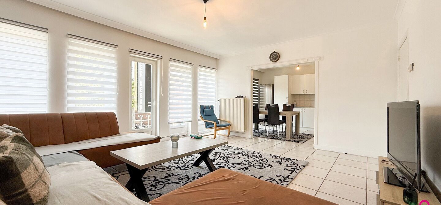 Bij ImmoFusion 7/7 &ldquo;open huis&rdquo;: klik op onze 3D-TOUR.
Ervaar vastgoed alsof je er zelf doorloopt!

Ontdek deze zeldzame opportuniteit in het hart van As: een veelzijdig en instapklaar handelspand m&eacute;t appartement erboven, op een mooi omheind perceel v