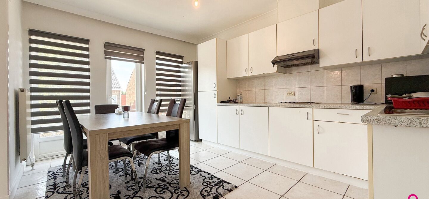 Bij ImmoFusion 7/7 &ldquo;open huis&rdquo;: klik op onze 3D-TOUR.
Ervaar vastgoed alsof je er zelf doorloopt!

Ontdek deze zeldzame opportuniteit in het hart van As: een veelzijdig en instapklaar handelspand m&eacute;t appartement erboven, op een mooi omheind perceel v