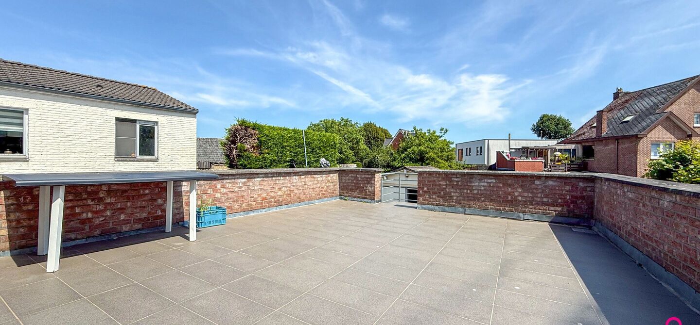 Bij ImmoFusion 7/7 &ldquo;open huis&rdquo;: klik op onze 3D-TOUR.
Ervaar vastgoed alsof je er zelf doorloopt!

Ontdek deze zeldzame opportuniteit in het hart van As: een veelzijdig en instapklaar handelspand m&eacute;t appartement erboven, op een mooi omheind perceel v