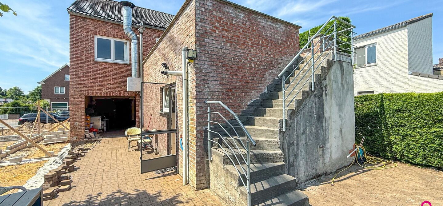 Bij ImmoFusion 7/7 &ldquo;open huis&rdquo;: klik op onze 3D-TOUR.
Ervaar vastgoed alsof je er zelf doorloopt!

Ontdek deze zeldzame opportuniteit in het hart van As: een veelzijdig en instapklaar handelspand m&eacute;t appartement erboven, op een mooi omheind perceel v