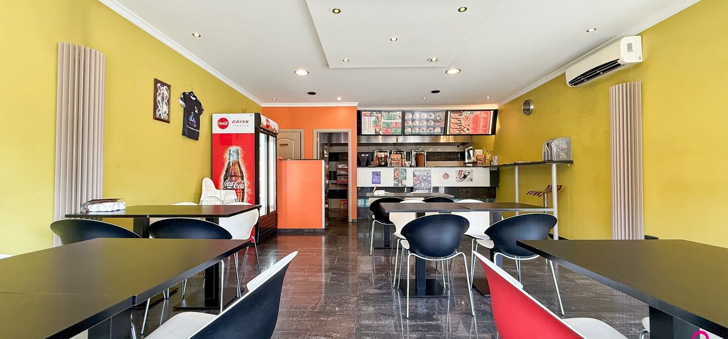 Bij ImmoFusion 7/7 “open huis”: klik op onze 3D-TOUR.
Ervaar vastgoed alsof je er zelf doorloopt!

Ontdek deze zeldzame opportuniteit in het hart van As: een veelzijdig en instapklaar handelspand mét appartement erboven, op een mooi omheind perceel v