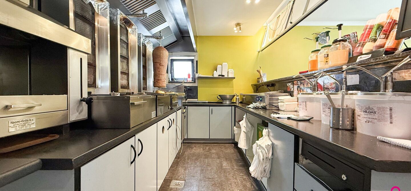 Bij ImmoFusion 7/7 “open huis”: klik op onze 3D-TOUR.
Ervaar vastgoed alsof je er zelf doorloopt!

Ontdek deze zeldzame opportuniteit in het hart van As: een veelzijdig en instapklaar handelspand mét appartement erboven, op een mooi omheind perceel v
