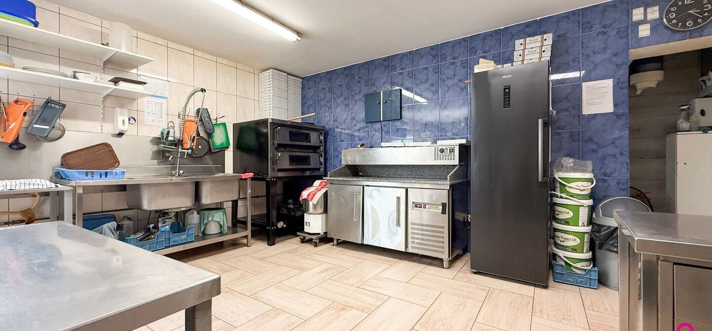 Bij ImmoFusion 7/7 “open huis”: klik op onze 3D-TOUR.
Ervaar vastgoed alsof je er zelf doorloopt!

Ontdek deze zeldzame opportuniteit in het hart van As: een veelzijdig en instapklaar handelspand mét appartement erboven, op een mooi omheind perceel v