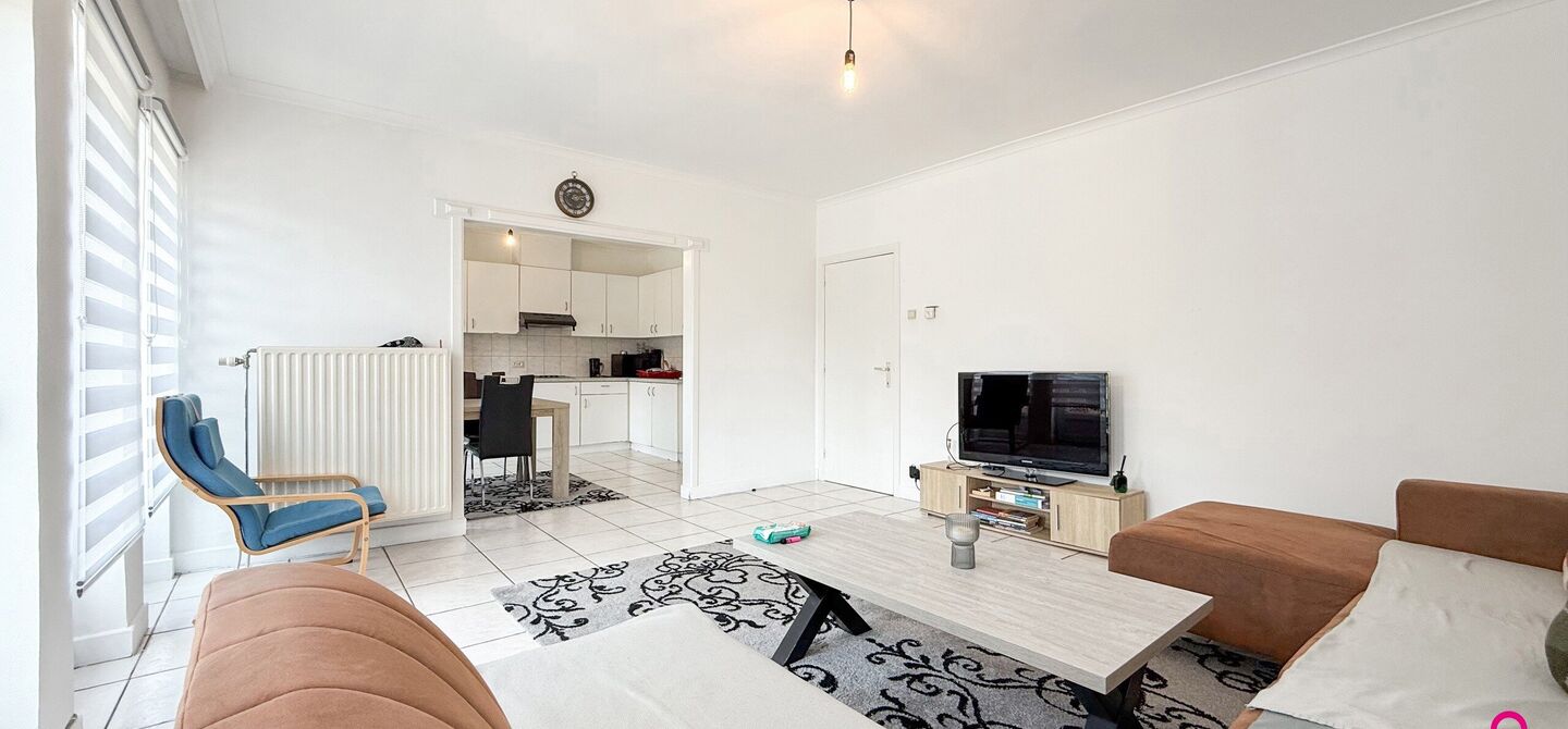 Bij ImmoFusion 7/7 “open huis”: klik op onze 3D-TOUR.
Ervaar vastgoed alsof je er zelf doorloopt!

Ontdek deze zeldzame opportuniteit in het hart van As: een veelzijdig en instapklaar handelspand mét appartement erboven, op een mooi omheind perceel v
