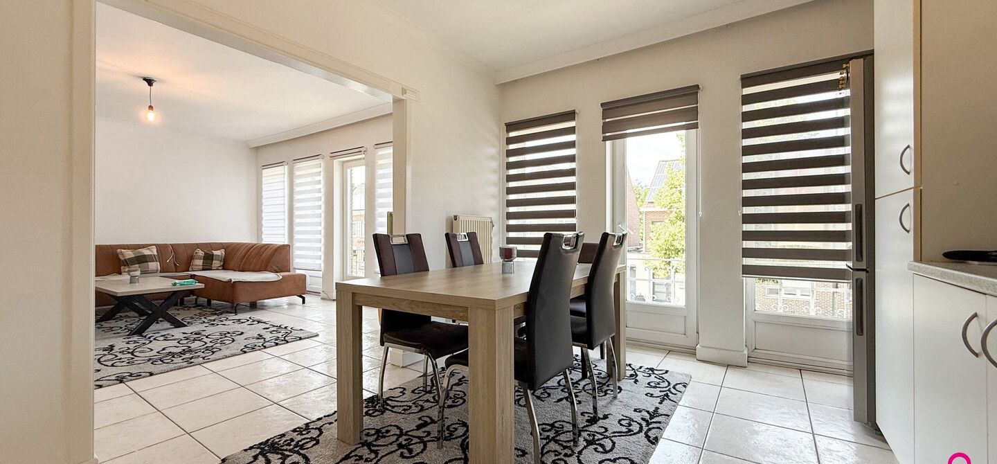 Bij ImmoFusion 7/7 “open huis”: klik op onze 3D-TOUR.
Ervaar vastgoed alsof je er zelf doorloopt!

Ontdek deze zeldzame opportuniteit in het hart van As: een veelzijdig en instapklaar handelspand mét appartement erboven, op een mooi omheind perceel v
