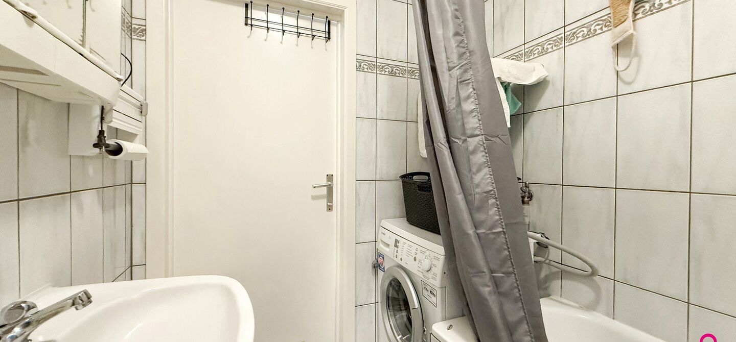 Bij ImmoFusion 7/7 “open huis”: klik op onze 3D-TOUR.
Ervaar vastgoed alsof je er zelf doorloopt!

Ontdek deze zeldzame opportuniteit in het hart van As: een veelzijdig en instapklaar handelspand mét appartement erboven, op een mooi omheind perceel v