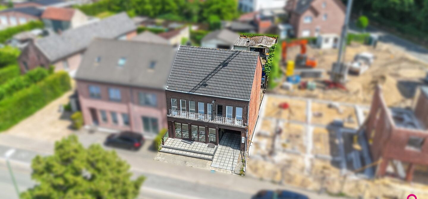 Bij ImmoFusion 7/7 “open huis”: klik op onze 3D-TOUR.
Ervaar vastgoed alsof je er zelf doorloopt!

Ontdek deze zeldzame opportuniteit in het hart van As: een veelzijdig en instapklaar handelspand mét appartement erboven, op een mooi omheind perceel v