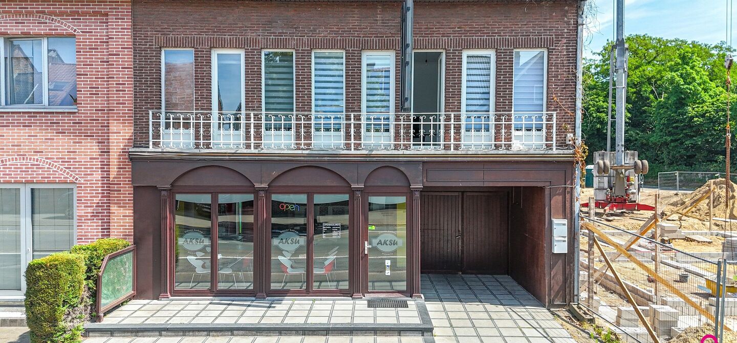 Bij ImmoFusion 7/7 “open huis”: klik op onze 3D-TOUR.
Ervaar vastgoed alsof je er zelf doorloopt!

Ontdek deze zeldzame opportuniteit in het hart van As: een veelzijdig en instapklaar handelspand mét appartement erboven, op een mooi omheind perceel v