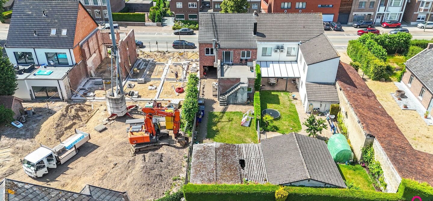 Bij ImmoFusion 7/7 “open huis”: klik op onze 3D-TOUR.
Ervaar vastgoed alsof je er zelf doorloopt!

Ontdek deze zeldzame opportuniteit in het hart van As: een veelzijdig en instapklaar handelspand mét appartement erboven, op een mooi omheind perceel v