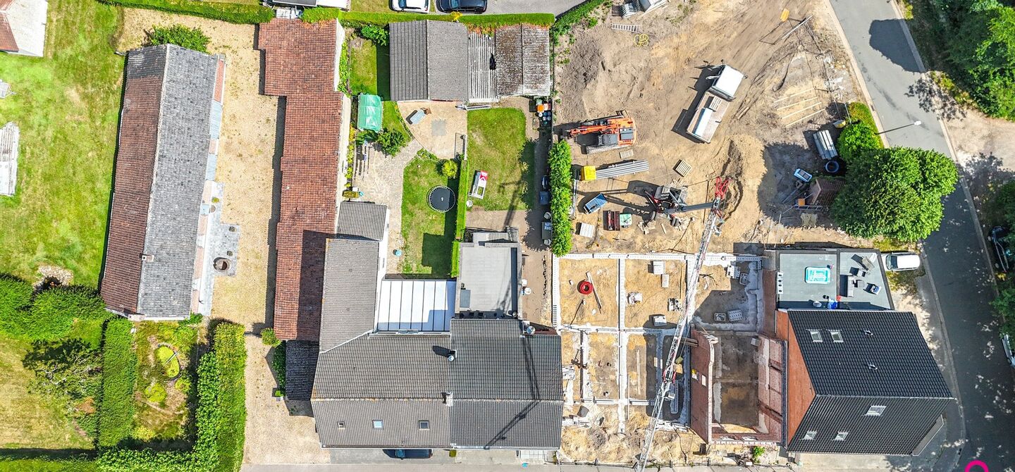 Bij ImmoFusion 7/7 “open huis”: klik op onze 3D-TOUR.
Ervaar vastgoed alsof je er zelf doorloopt!

Ontdek deze zeldzame opportuniteit in het hart van As: een veelzijdig en instapklaar handelspand mét appartement erboven, op een mooi omheind perceel v