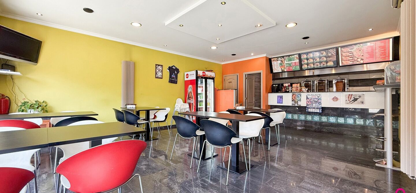 Bij ImmoFusion 7/7 “open huis”: klik op onze 3D-TOUR.
Ervaar vastgoed alsof je er zelf doorloopt!

Ontdek deze zeldzame opportuniteit in het hart van As: een veelzijdig en instapklaar handelspand mét appartement erboven, op een mooi omheind perceel v