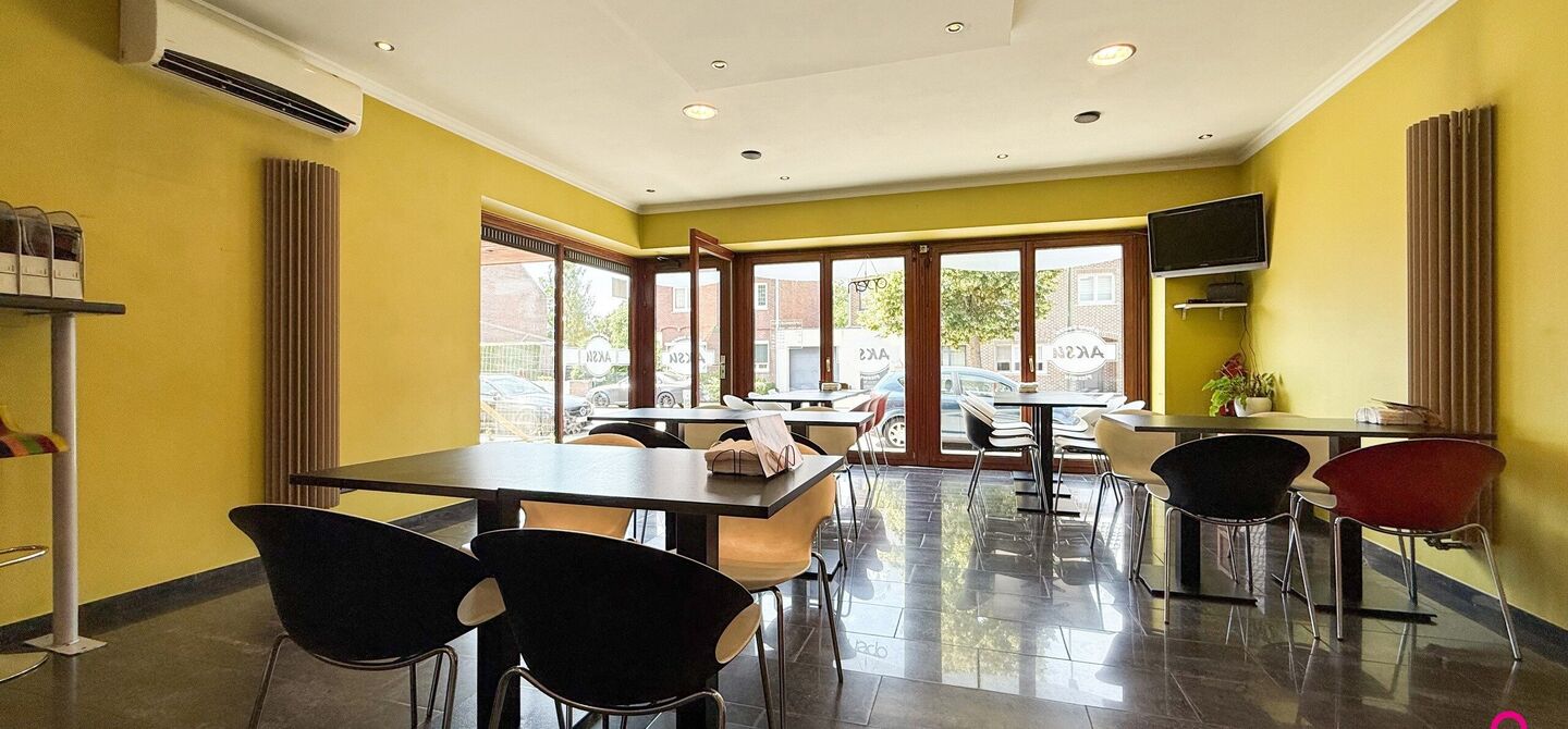 Bij ImmoFusion 7/7 “open huis”: klik op onze 3D-TOUR.
Ervaar vastgoed alsof je er zelf doorloopt!

Ontdek deze zeldzame opportuniteit in het hart van As: een veelzijdig en instapklaar handelspand mét appartement erboven, op een mooi omheind perceel v