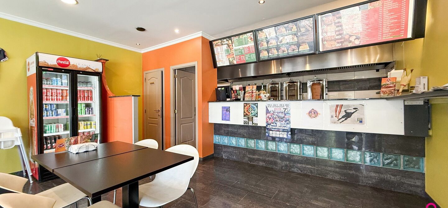 Bij ImmoFusion 7/7 “open huis”: klik op onze 3D-TOUR.
Ervaar vastgoed alsof je er zelf doorloopt!

Ontdek deze zeldzame opportuniteit in het hart van As: een veelzijdig en instapklaar handelspand mét appartement erboven, op een mooi omheind perceel v