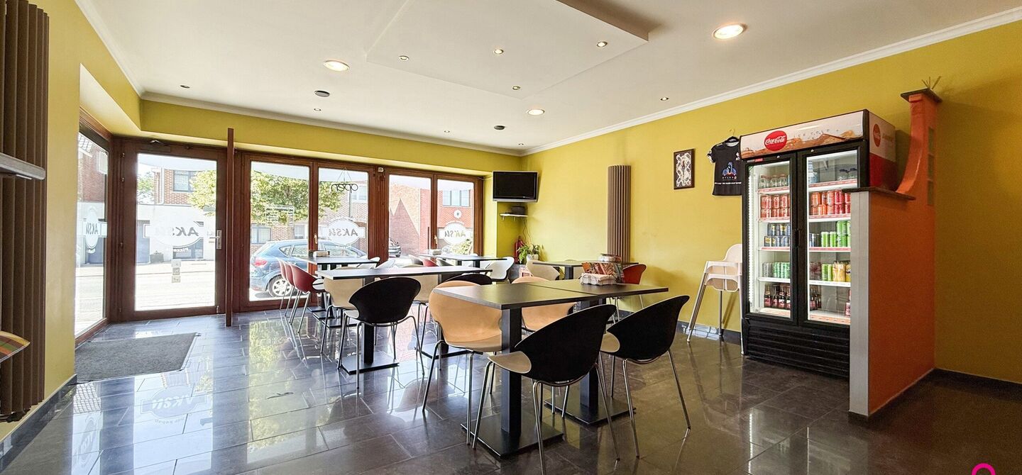 Bij ImmoFusion 7/7 “open huis”: klik op onze 3D-TOUR.
Ervaar vastgoed alsof je er zelf doorloopt!

Ontdek deze zeldzame opportuniteit in het hart van As: een veelzijdig en instapklaar handelspand mét appartement erboven, op een mooi omheind perceel v