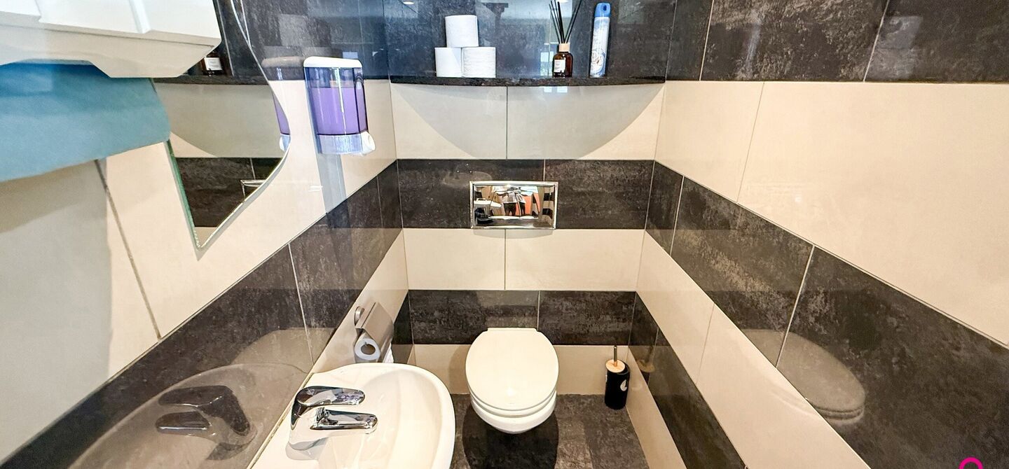 Bij ImmoFusion 7/7 “open huis”: klik op onze 3D-TOUR.
Ervaar vastgoed alsof je er zelf doorloopt!

Ontdek deze zeldzame opportuniteit in het hart van As: een veelzijdig en instapklaar handelspand mét appartement erboven, op een mooi omheind perceel v