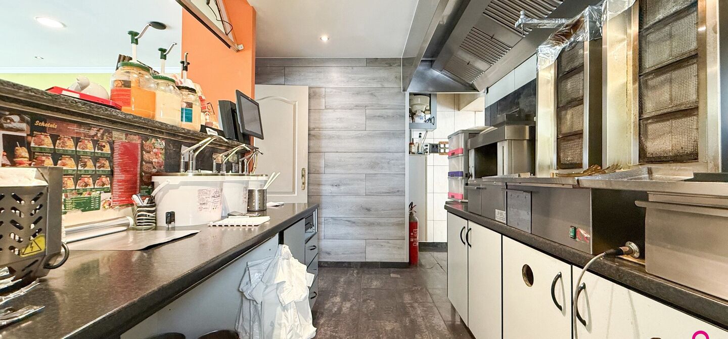 Bij ImmoFusion 7/7 “open huis”: klik op onze 3D-TOUR.
Ervaar vastgoed alsof je er zelf doorloopt!

Ontdek deze zeldzame opportuniteit in het hart van As: een veelzijdig en instapklaar handelspand mét appartement erboven, op een mooi omheind perceel v