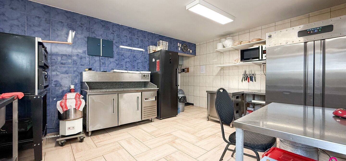 Bij ImmoFusion 7/7 “open huis”: klik op onze 3D-TOUR.
Ervaar vastgoed alsof je er zelf doorloopt!

Ontdek deze zeldzame opportuniteit in het hart van As: een veelzijdig en instapklaar handelspand mét appartement erboven, op een mooi omheind perceel v