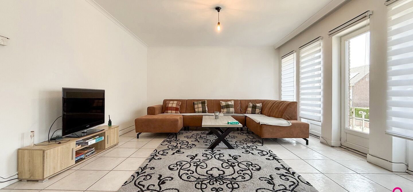 Bij ImmoFusion 7/7 “open huis”: klik op onze 3D-TOUR.
Ervaar vastgoed alsof je er zelf doorloopt!

Ontdek deze zeldzame opportuniteit in het hart van As: een veelzijdig en instapklaar handelspand mét appartement erboven, op een mooi omheind perceel v