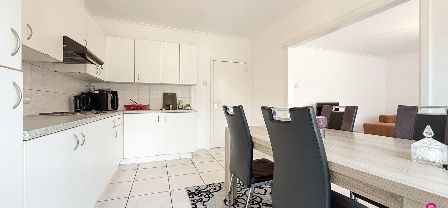 Bij ImmoFusion 7/7 “open huis”: klik op onze 3D-TOUR.
Ervaar vastgoed alsof je er zelf doorloopt!

Ontdek deze zeldzame opportuniteit in het hart van As: een veelzijdig en instapklaar handelspand mét appartement erboven, op een mooi omheind perceel v