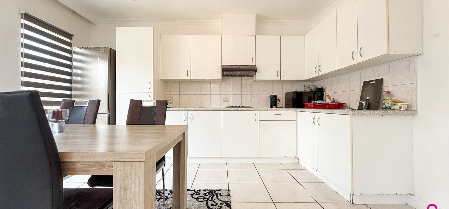 Bij ImmoFusion 7/7 “open huis”: klik op onze 3D-TOUR.
Ervaar vastgoed alsof je er zelf doorloopt!

Ontdek deze zeldzame opportuniteit in het hart van As: een veelzijdig en instapklaar handelspand mét appartement erboven, op een mooi omheind perceel v