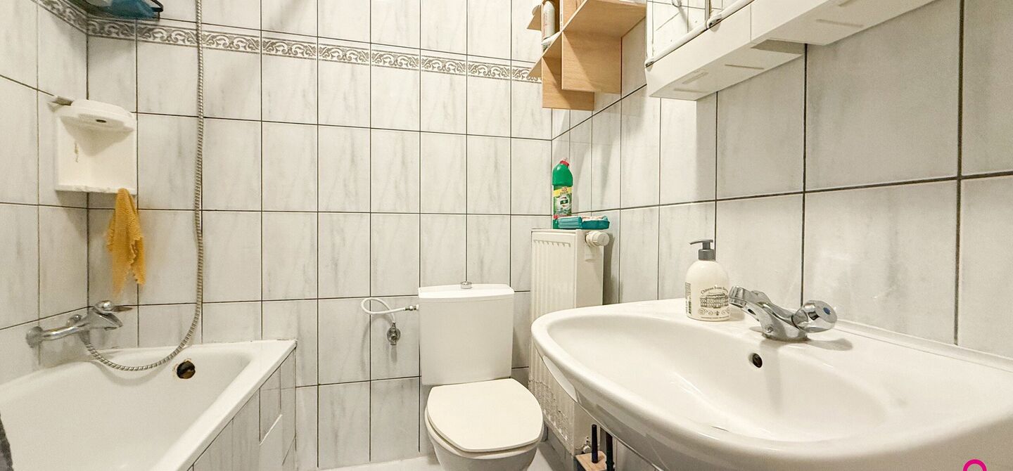 Bij ImmoFusion 7/7 “open huis”: klik op onze 3D-TOUR.
Ervaar vastgoed alsof je er zelf doorloopt!

Ontdek deze zeldzame opportuniteit in het hart van As: een veelzijdig en instapklaar handelspand mét appartement erboven, op een mooi omheind perceel v