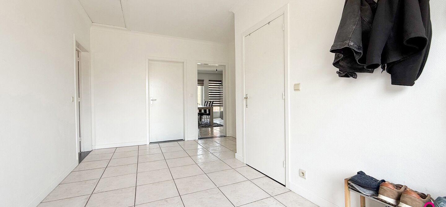 Bij ImmoFusion 7/7 “open huis”: klik op onze 3D-TOUR.
Ervaar vastgoed alsof je er zelf doorloopt!

Ontdek deze zeldzame opportuniteit in het hart van As: een veelzijdig en instapklaar handelspand mét appartement erboven, op een mooi omheind perceel v