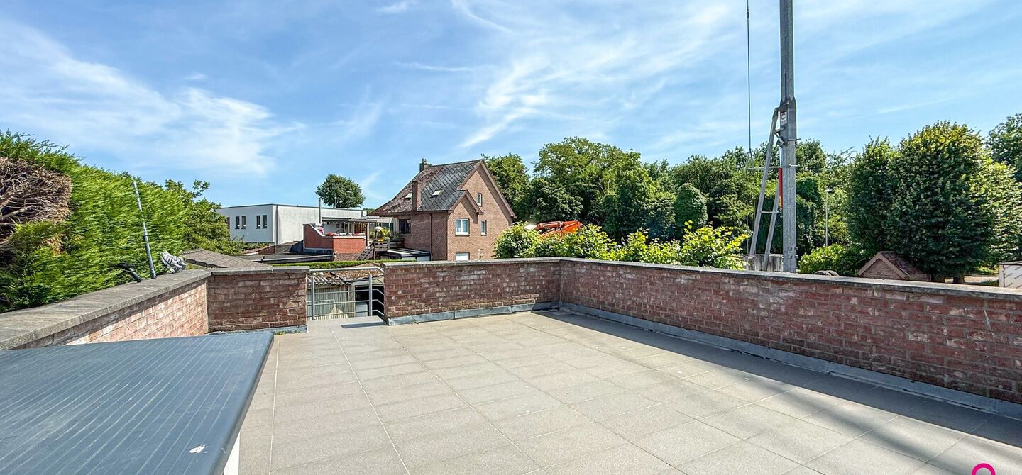 Bij ImmoFusion 7/7 “open huis”: klik op onze 3D-TOUR.
Ervaar vastgoed alsof je er zelf doorloopt!

Ontdek deze zeldzame opportuniteit in het hart van As: een veelzijdig en instapklaar handelspand mét appartement erboven, op een mooi omheind perceel v