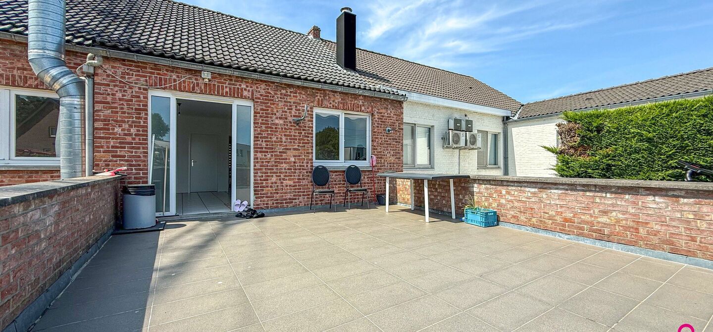 Bij ImmoFusion 7/7 “open huis”: klik op onze 3D-TOUR.
Ervaar vastgoed alsof je er zelf doorloopt!

Ontdek deze zeldzame opportuniteit in het hart van As: een veelzijdig en instapklaar handelspand mét appartement erboven, op een mooi omheind perceel v