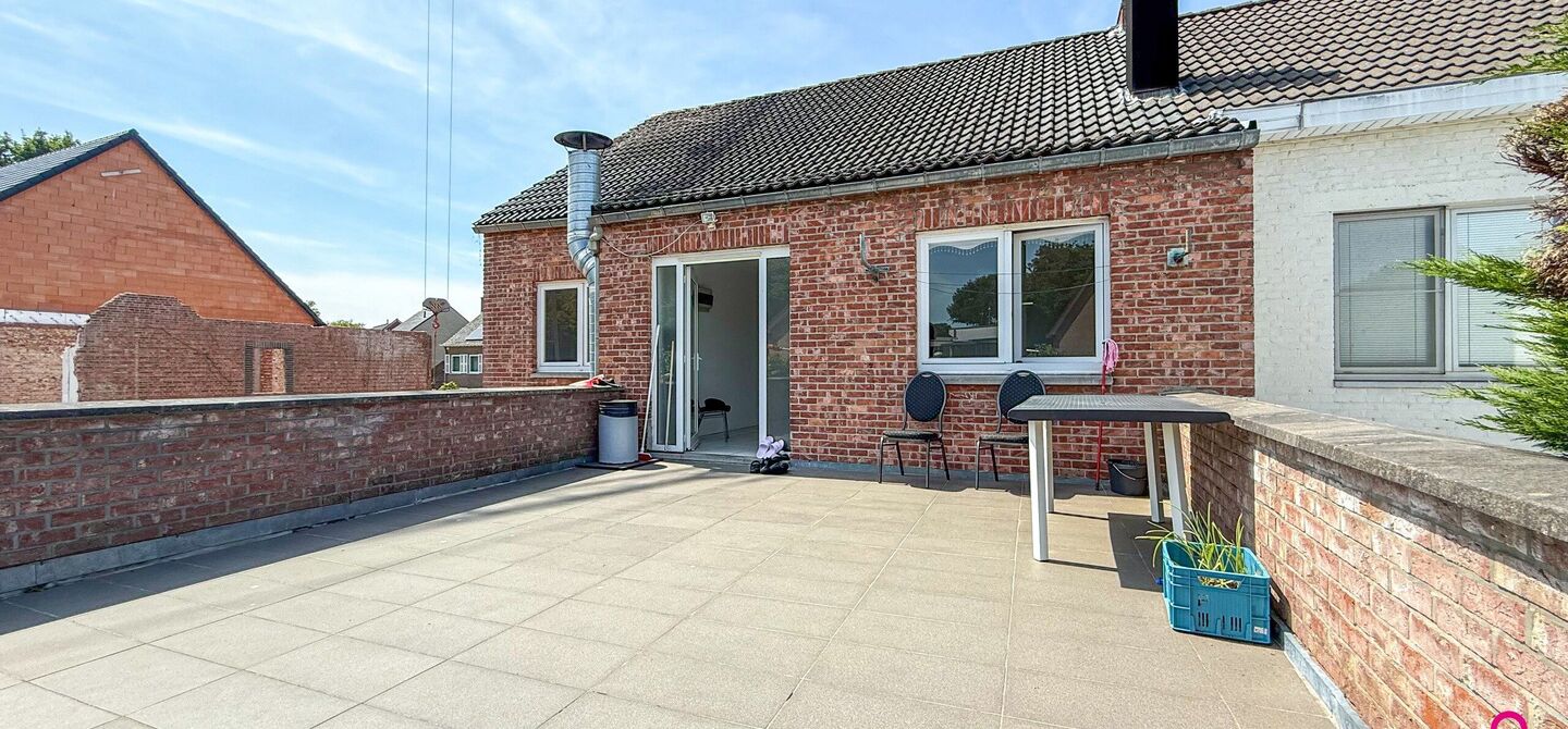 Bij ImmoFusion 7/7 “open huis”: klik op onze 3D-TOUR.
Ervaar vastgoed alsof je er zelf doorloopt!

Ontdek deze zeldzame opportuniteit in het hart van As: een veelzijdig en instapklaar handelspand mét appartement erboven, op een mooi omheind perceel v