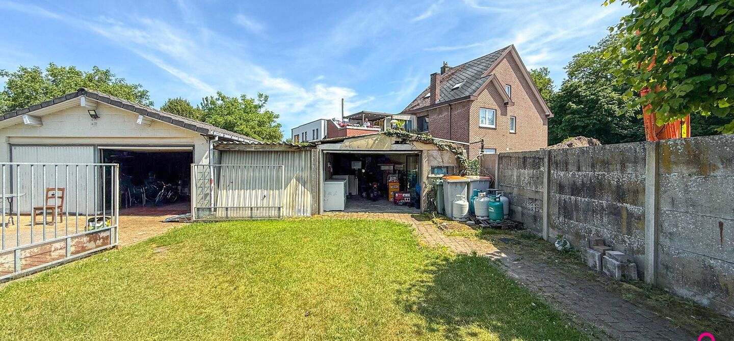 Bij ImmoFusion 7/7 “open huis”: klik op onze 3D-TOUR.
Ervaar vastgoed alsof je er zelf doorloopt!

Ontdek deze zeldzame opportuniteit in het hart van As: een veelzijdig en instapklaar handelspand mét appartement erboven, op een mooi omheind perceel v