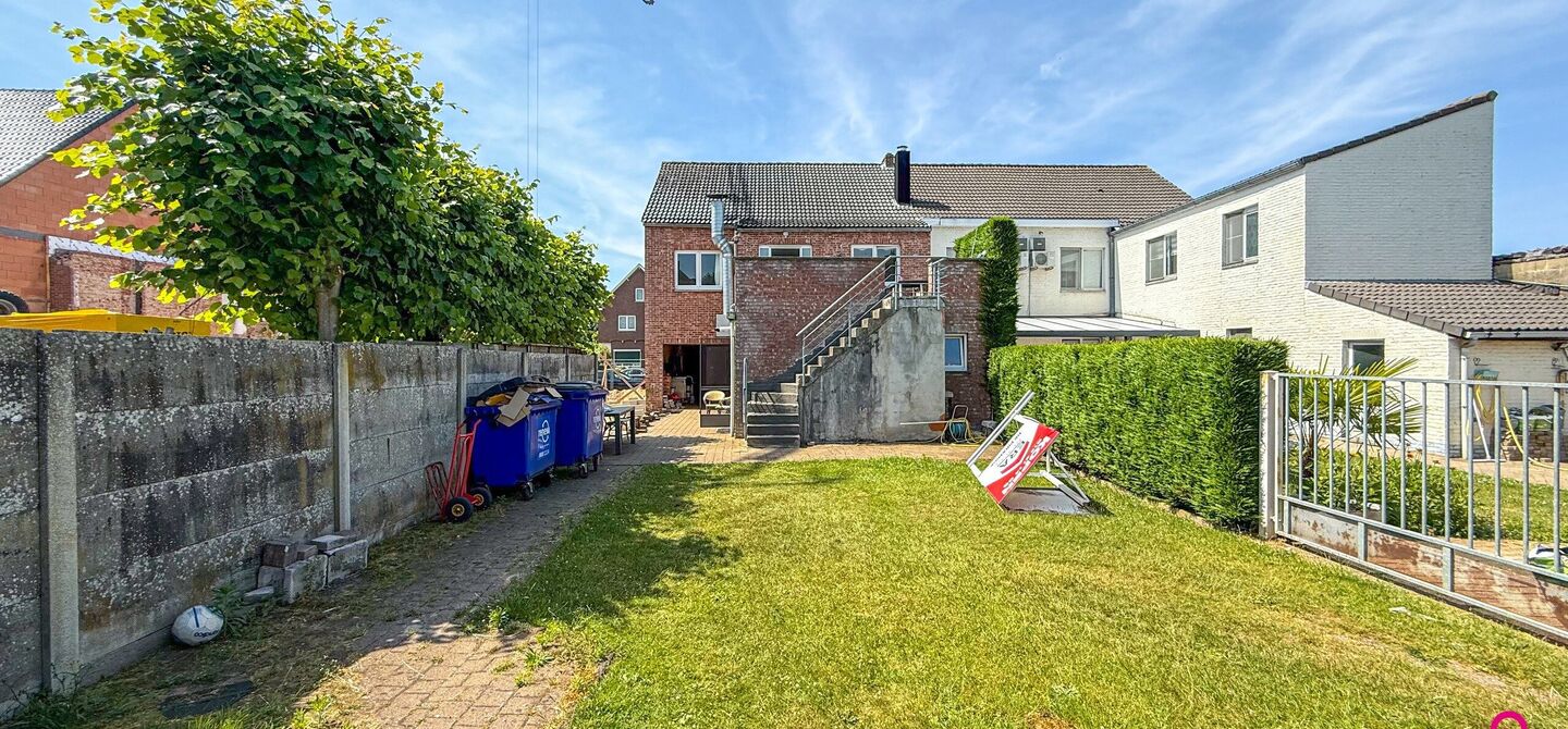 Bij ImmoFusion 7/7 “open huis”: klik op onze 3D-TOUR.
Ervaar vastgoed alsof je er zelf doorloopt!

Ontdek deze zeldzame opportuniteit in het hart van As: een veelzijdig en instapklaar handelspand mét appartement erboven, op een mooi omheind perceel v