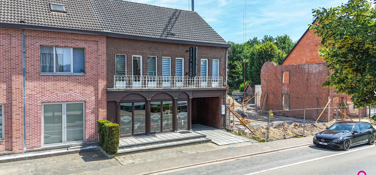 Bij ImmoFusion 7/7 “open huis”: klik op onze 3D-TOUR.
Ervaar vastgoed alsof je er zelf doorloopt!

Ontdek deze zeldzame opportuniteit in het hart van As: een veelzijdig en instapklaar handelspand mét appartement erboven, op een mooi omheind perceel v
