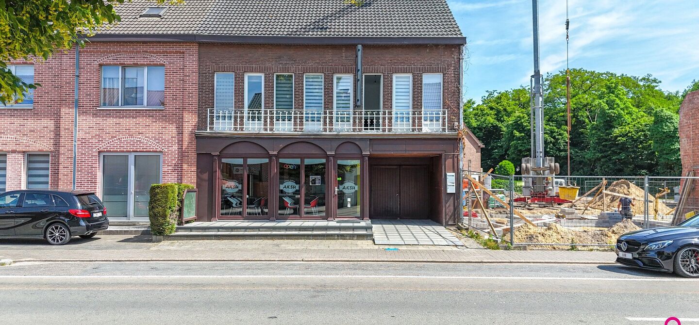 Bij ImmoFusion 7/7 “open huis”: klik op onze 3D-TOUR.
Ervaar vastgoed alsof je er zelf doorloopt!

Ontdek deze zeldzame opportuniteit in het hart van As: een veelzijdig en instapklaar handelspand mét appartement erboven, op een mooi omheind perceel v