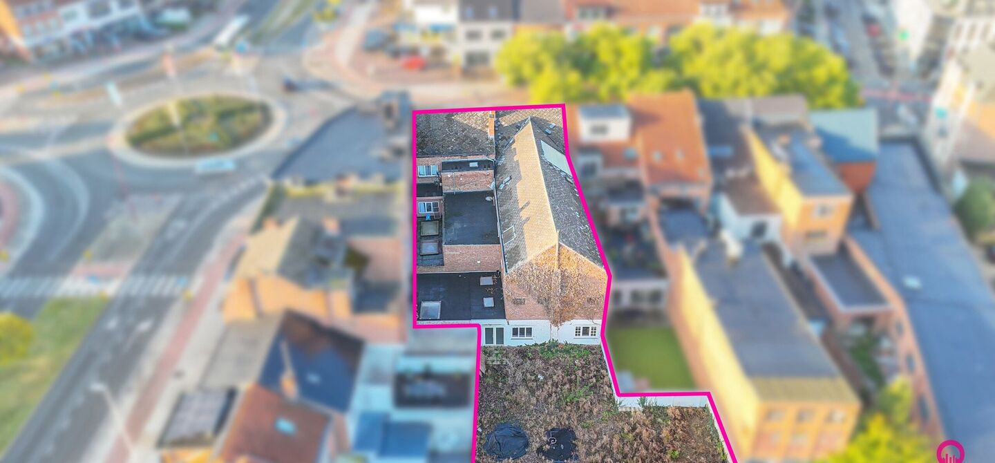 Gelegen op het drukste rondpunt van Diest, aan de Hasseltsestraat 102, bevindt zich dit uitzonderlijke handelspand met een totale oppervlakte van maar liefst 380 m². Dankzij de uitstekende visibiliteit en ligging op een absolute toplocatie biedt dit pand