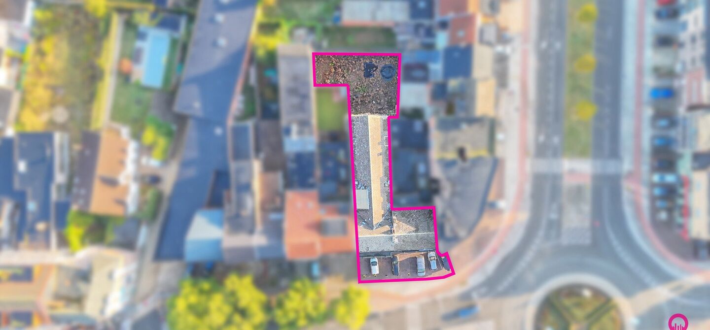 Gelegen op het drukste rondpunt van Diest, aan de Hasseltsestraat 102, bevindt zich dit uitzonderlijke handelspand met een totale oppervlakte van maar liefst 380 m². Dankzij de uitstekende visibiliteit en ligging op een absolute toplocatie biedt dit pand