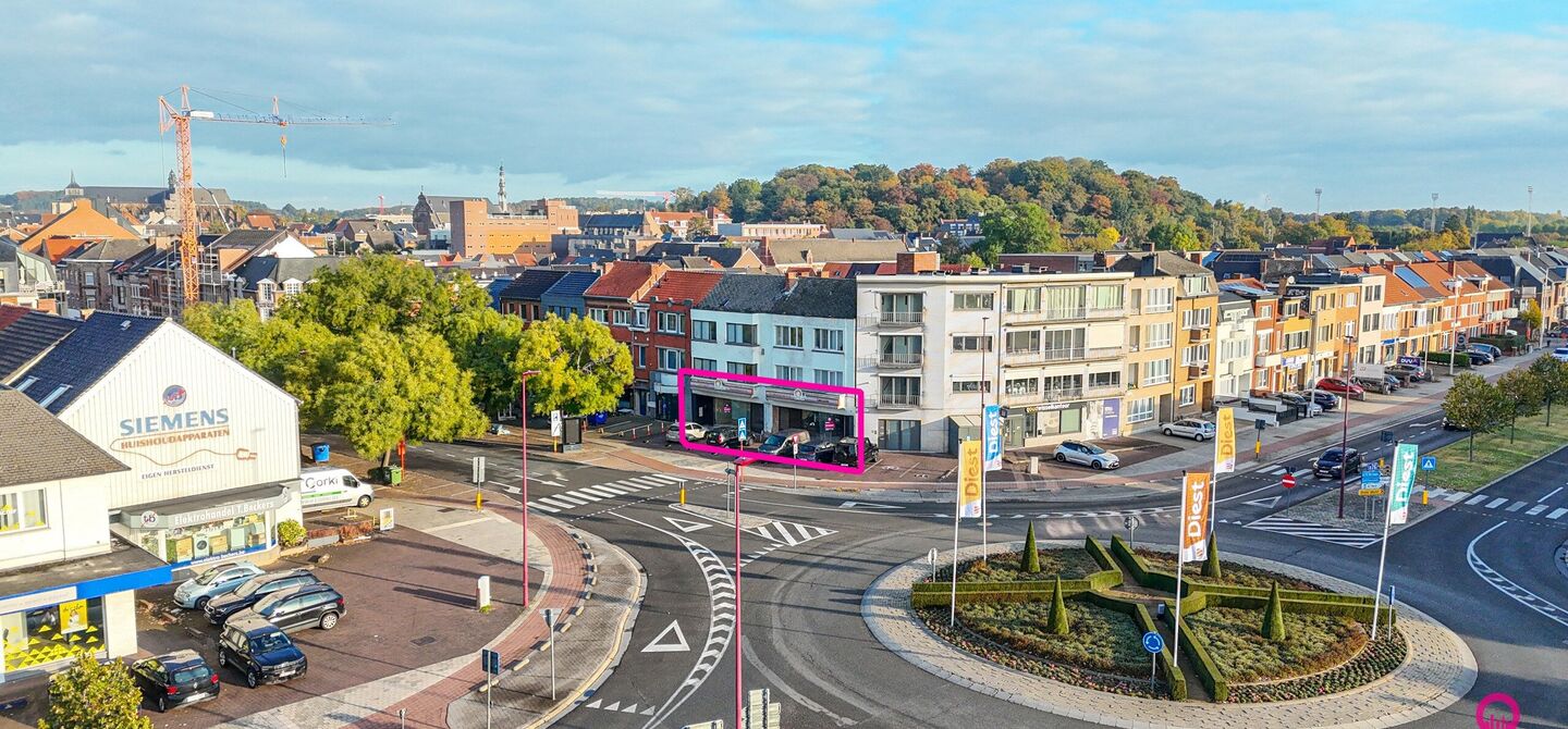 Gelegen op het drukste rondpunt van Diest, aan de Hasseltsestraat 102, bevindt zich dit uitzonderlijke handelspand met een totale oppervlakte van maar liefst 380 m². Dankzij de uitstekende visibiliteit en ligging op een absolute toplocatie biedt dit pand