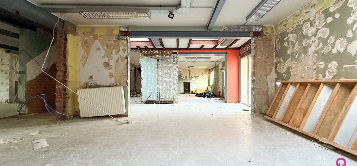 Gelegen op het drukste rondpunt van Diest, aan de Hasseltsestraat 102, bevindt zich dit uitzonderlijke handelspand met een totale oppervlakte van maar liefst 380 m². Dankzij de uitstekende visibiliteit en ligging op een absolute toplocatie biedt dit pand