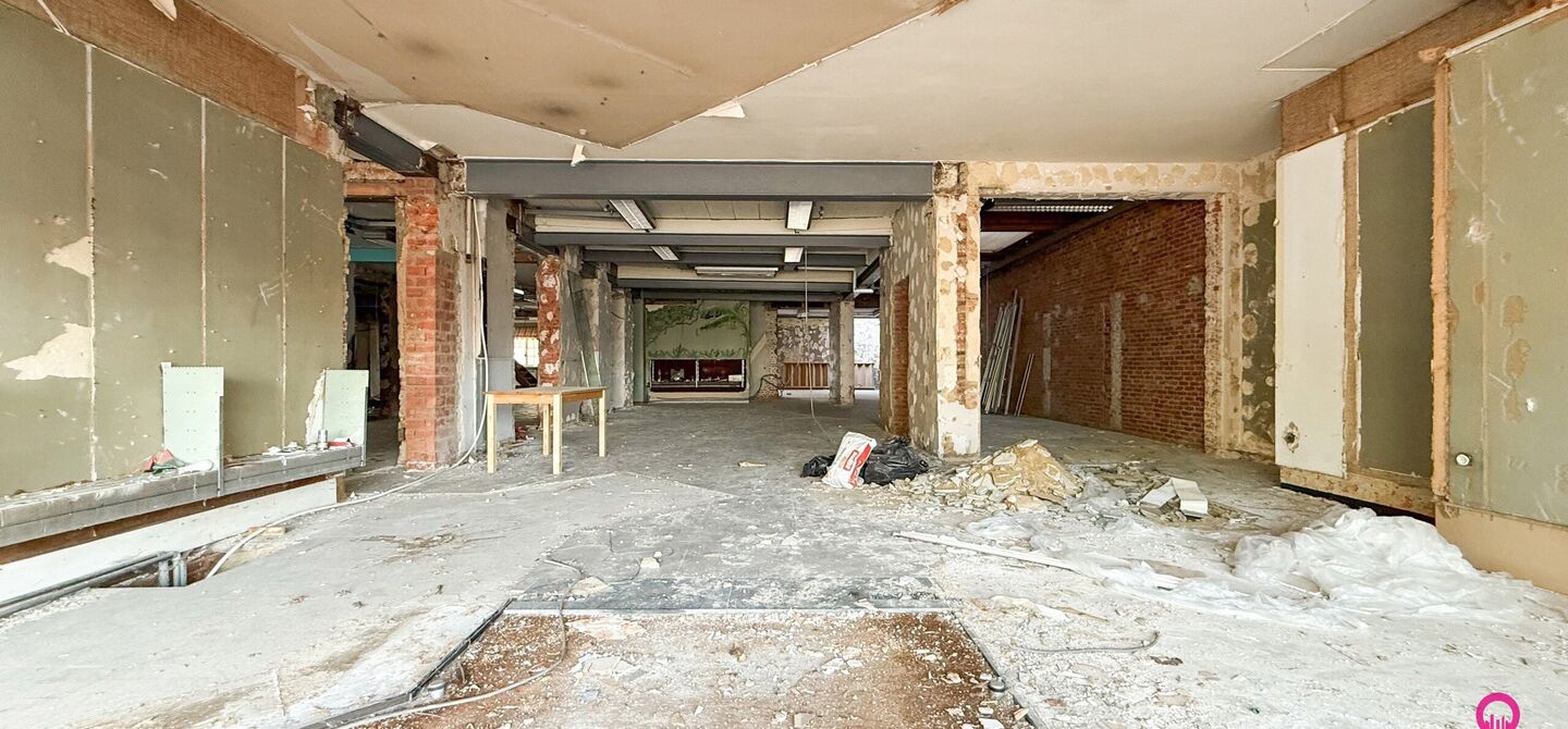 Gelegen op het drukste rondpunt van Diest, aan de Hasseltsestraat 102, bevindt zich dit uitzonderlijke handelspand met een totale oppervlakte van maar liefst 380 m². Dankzij de uitstekende visibiliteit en ligging op een absolute toplocatie biedt dit pand