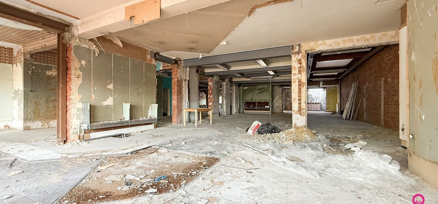 Gelegen op het drukste rondpunt van Diest, aan de Hasseltsestraat 102, bevindt zich dit uitzonderlijke handelspand met een totale oppervlakte van maar liefst 380 m². Dankzij de uitstekende visibiliteit en ligging op een absolute toplocatie biedt dit pand