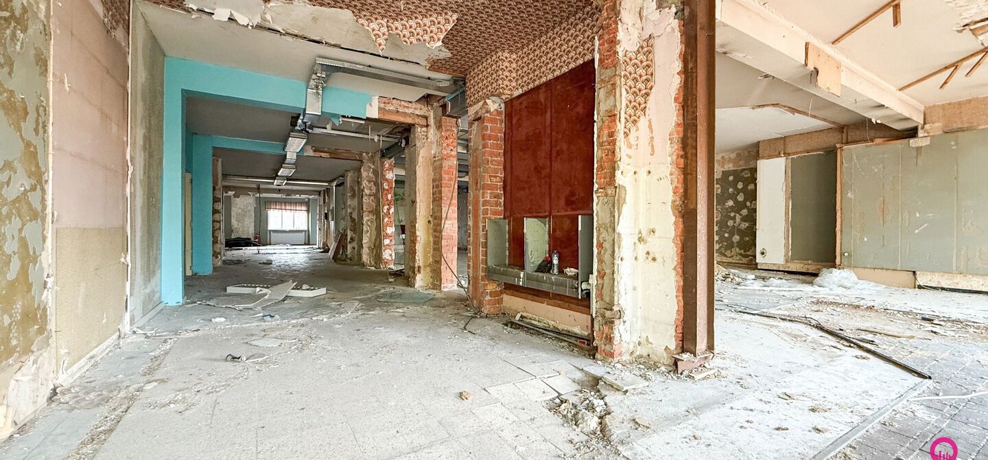 Gelegen op het drukste rondpunt van Diest, aan de Hasseltsestraat 102, bevindt zich dit uitzonderlijke handelspand met een totale oppervlakte van maar liefst 380 m². Dankzij de uitstekende visibiliteit en ligging op een absolute toplocatie biedt dit pand