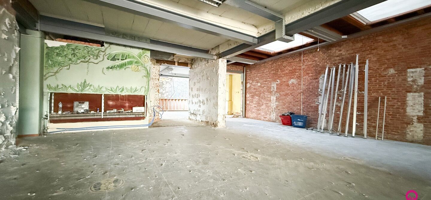 Gelegen op het drukste rondpunt van Diest, aan de Hasseltsestraat 102, bevindt zich dit uitzonderlijke handelspand met een totale oppervlakte van maar liefst 380 m². Dankzij de uitstekende visibiliteit en ligging op een absolute toplocatie biedt dit pand